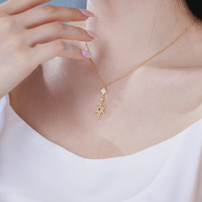 foto muestra la mano de una mujer tocando el Collar Estrella De Mar de color dorado