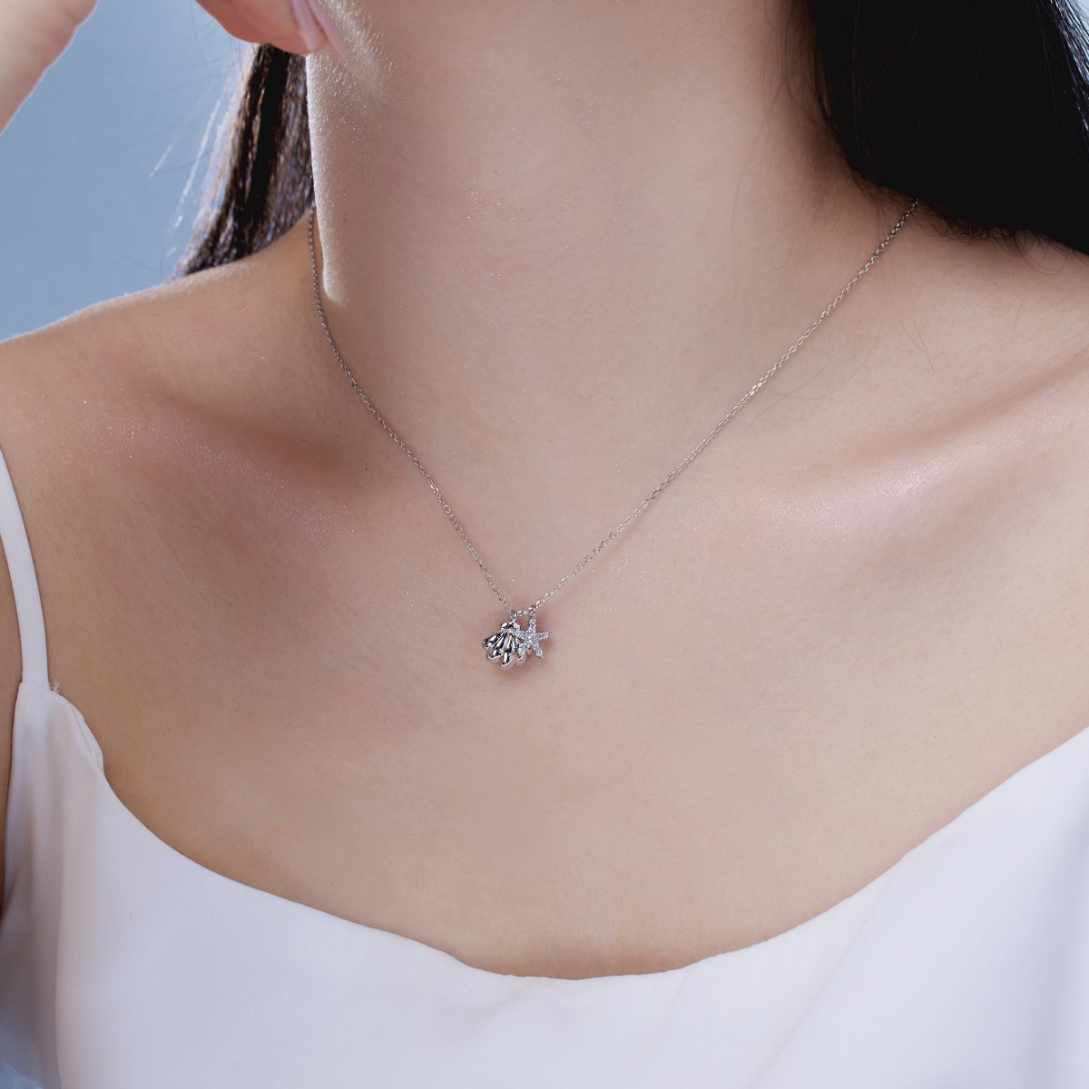 vista frontal cercana de una mujer lleva el Collar Estrella De Mar de color plata 