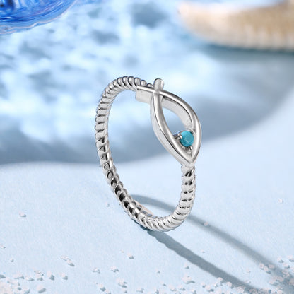 vista frontal del Anillo Diseño Pez con Piedra Azul Turquesa de color plata con fondo azul