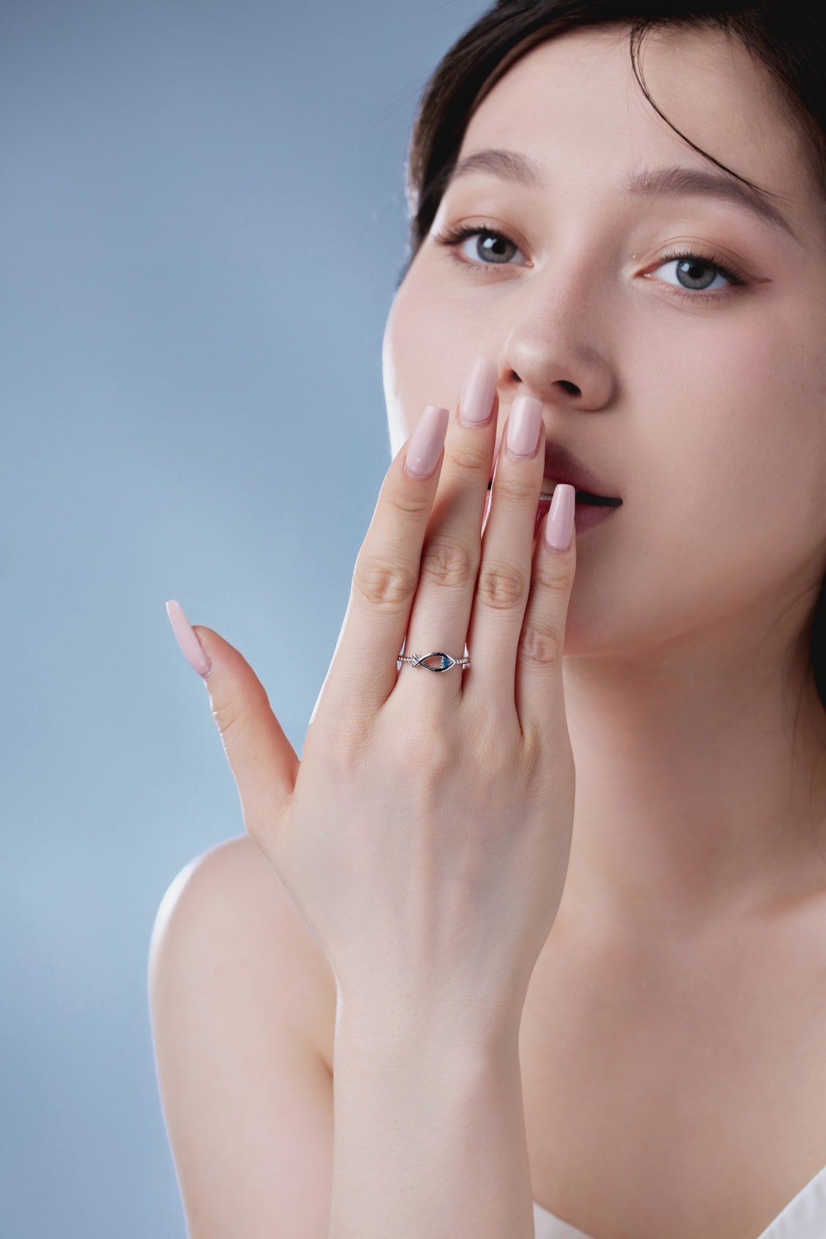 vista frontal de una mujer lleva el Anillo Diseño Pez con Piedra Azul Turquesa de color plata