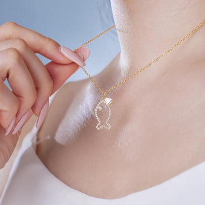 foto de mano de una mujer toca el Collar Pez Brillante