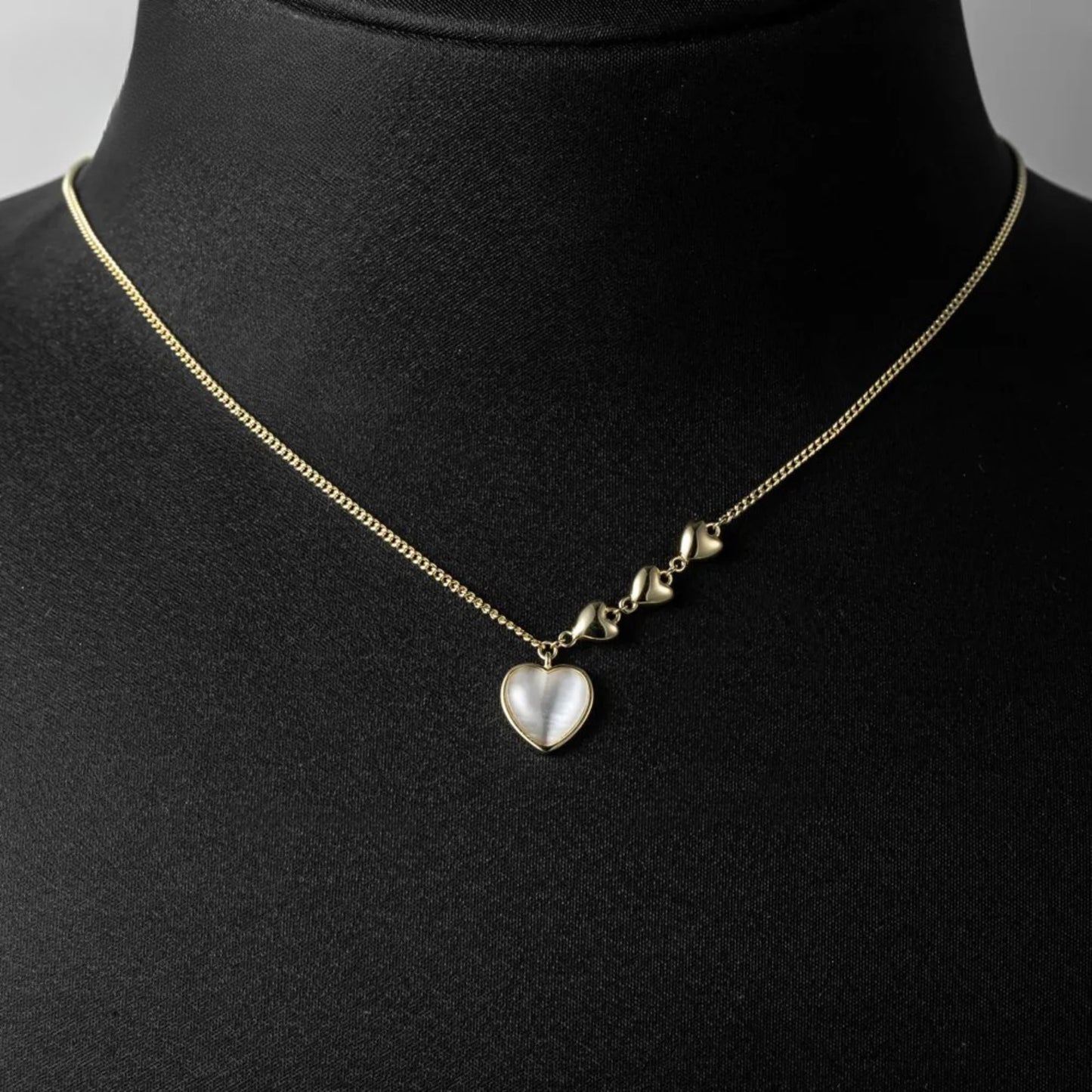 Collar Corazones Dorados de Amor