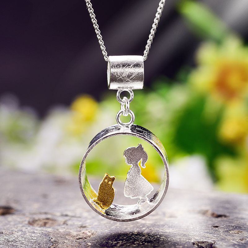 Sono con la mia preziosa collana a forma di gatto in argento sterling puro e oro 18 carati unisex