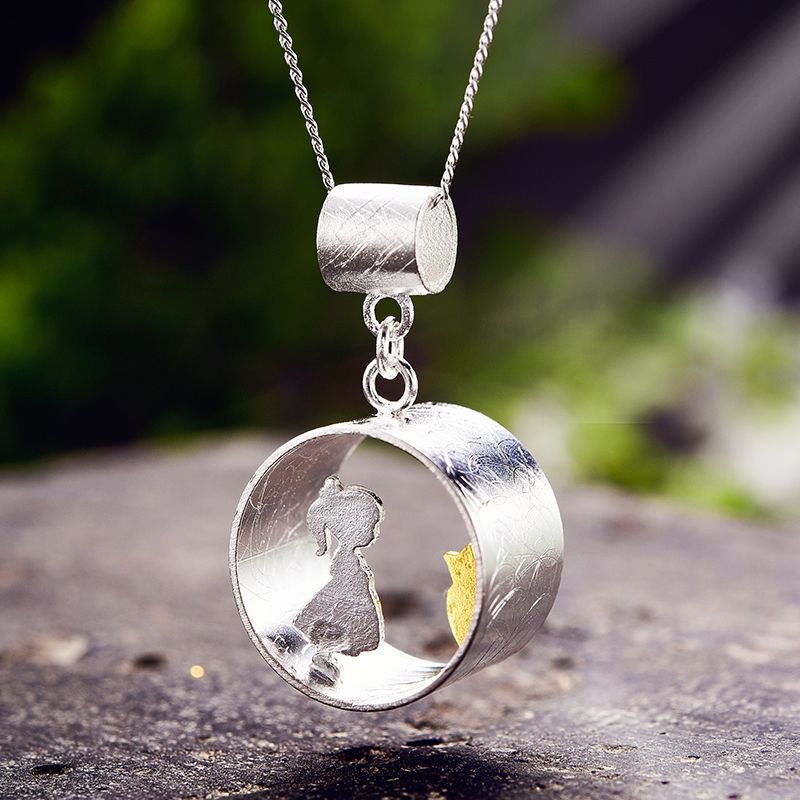 Sono con la mia preziosa collana a forma di gatto in argento sterling puro e oro 18 carati unisex