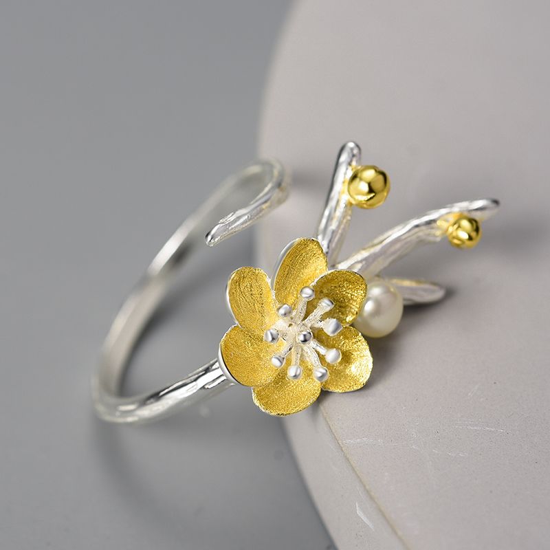 anillo flor de ciruelo con perla blanca