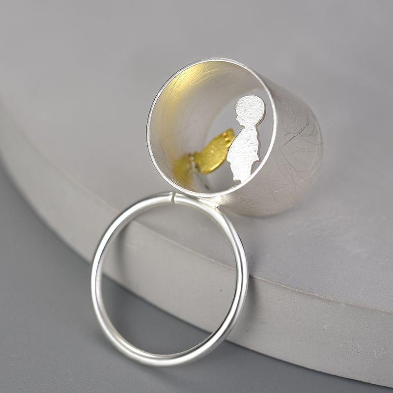 I'm with my beautiful cat ring in pure sterling silver and 18k gold unisex