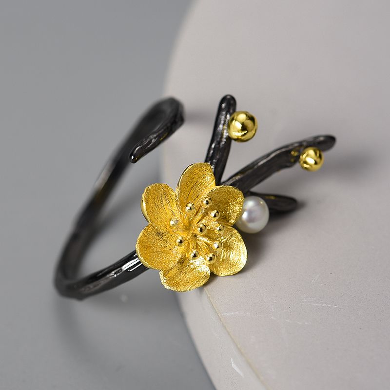 anillo flor de ciruelo con perla blanca