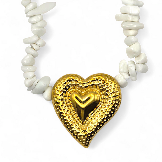 Collar de Corazón Martillado con Piedra Delicada