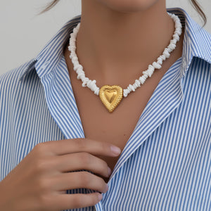 Collar de Corazón Martillado con Piedra Delicada