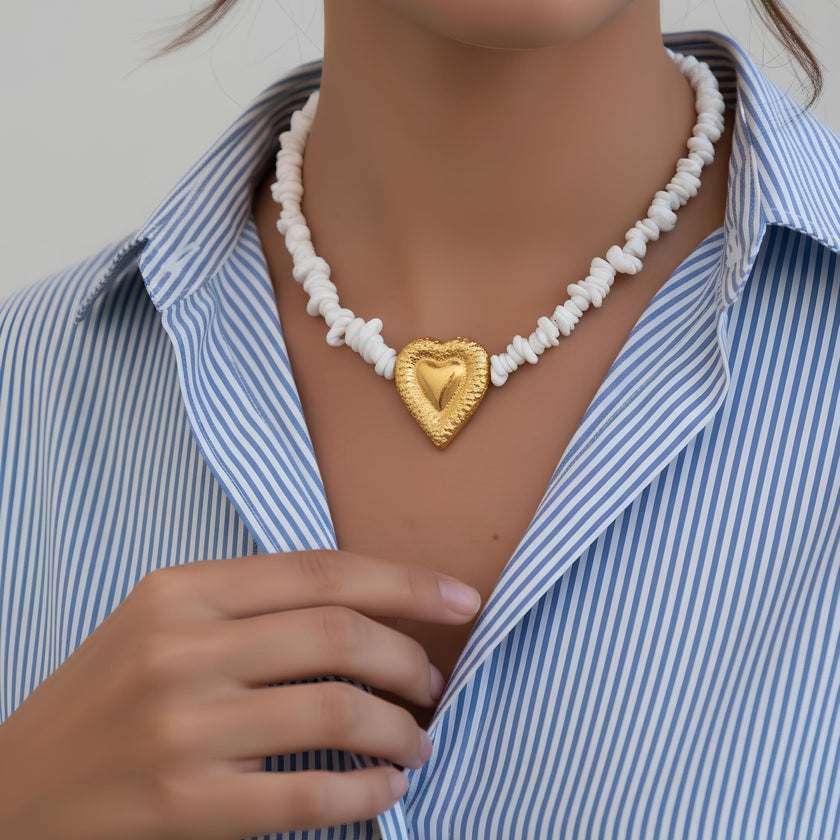 Collar de Corazón Martillado con Piedra Delicada