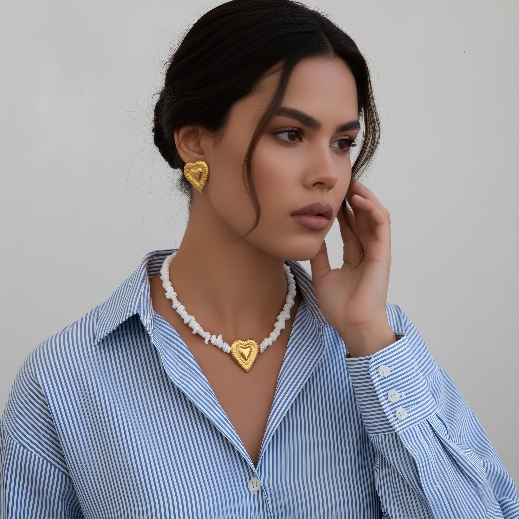 Collar de Corazón Martillado con Piedra Delicada