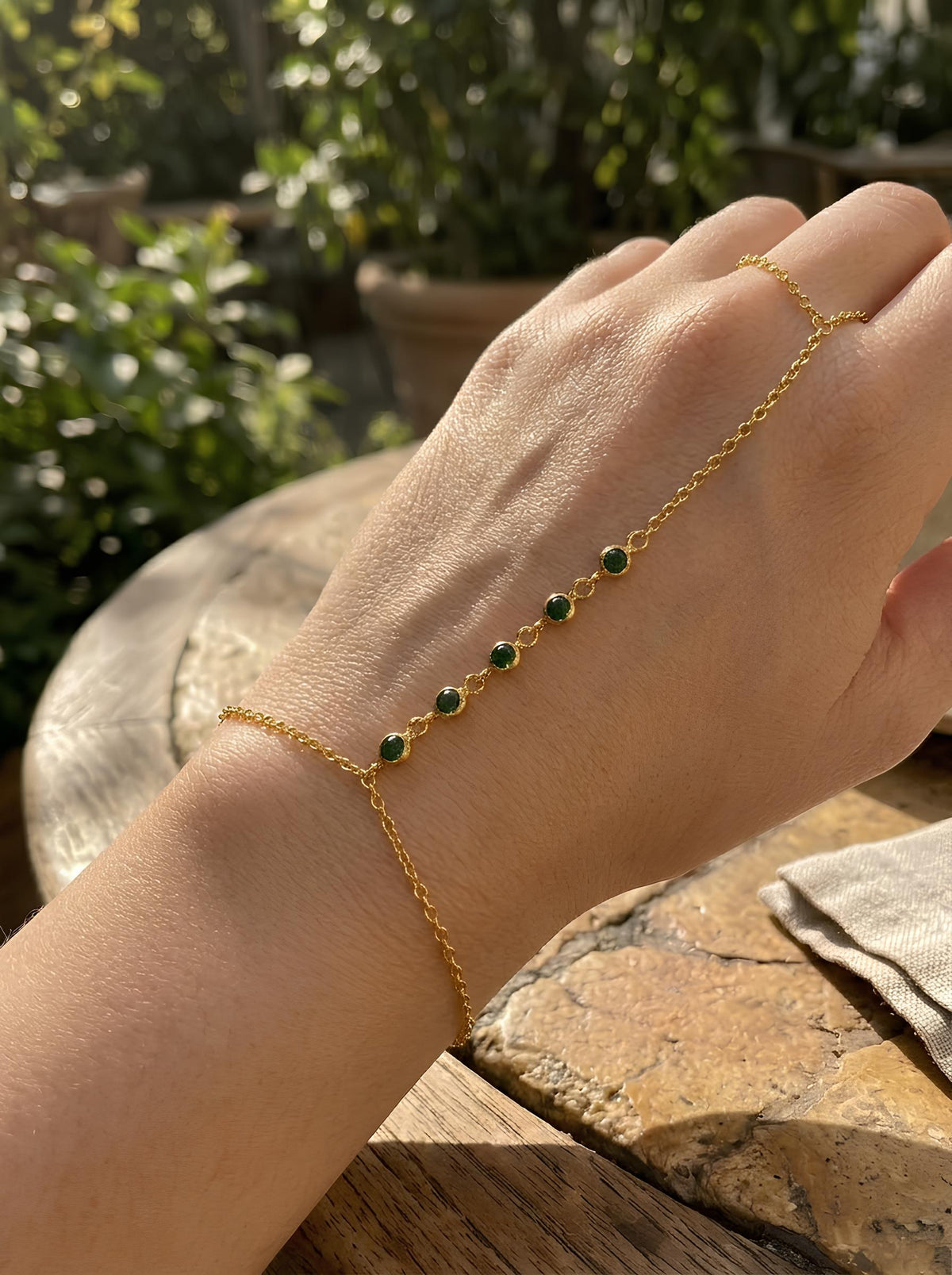 Armband mit Kettenring und grünem Zirkonia